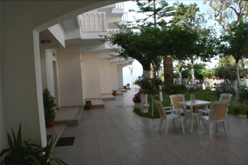 אמרינתוס Posidonia Pension מראה חיצוני תמונה