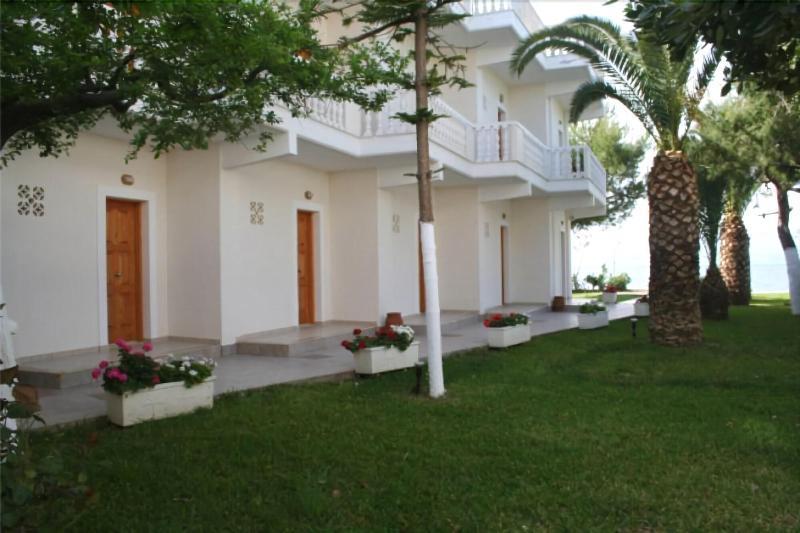 אמרינתוס Posidonia Pension מראה חיצוני תמונה