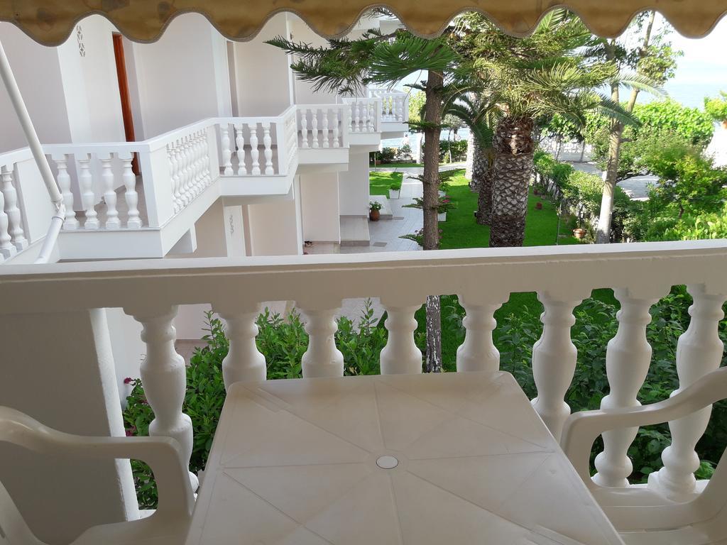 אמרינתוס Posidonia Pension מראה חיצוני תמונה